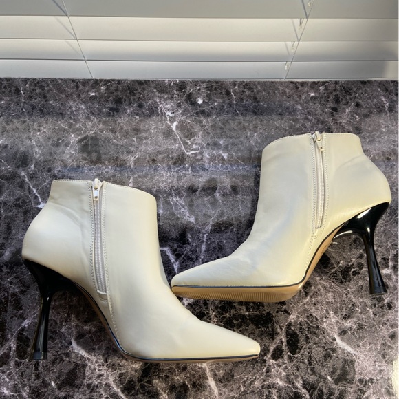 M6 Lexey Bootie Cream and Black flare Heel Never Worn Size 8 1/2M/ 39 - Picture 11 of 16